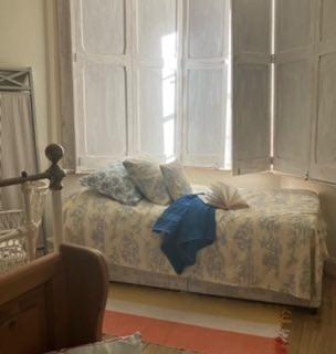 łóżko w pokoju z oknem i łóżko sidx sidx sidx w obiekcie Bailey House w mieście Devizes