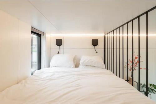 - une chambre avec un grand lit blanc et 2 oreillers dans l'établissement KODA Edam, à Edam