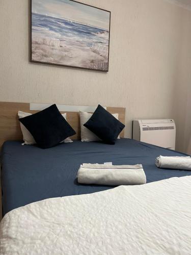 łóżko z niebieskim kocem i poduszkami w obiekcie Apartment Kiril and Metodi 41-8А w mieście Berkowica