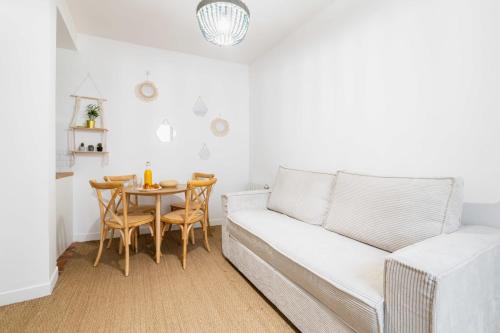 a living room with a white couch and a table at Jolie 2 pieces 35m2 bien équipée 4P - Paris 20 in Paris