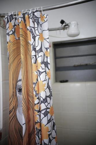 una tenda da doccia con una donna dai capelli lunghi di Eagle Nest furnished studio apartments at Eagle Tower. a Nairobi
