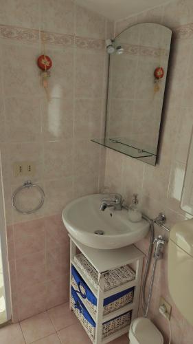 bagno con lavandino, specchio e servizi igienici di Suite CielAzzurro ad Arezzo