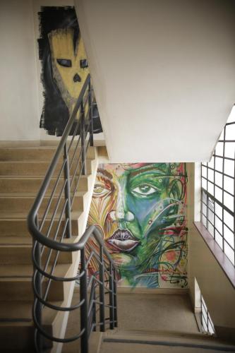 una scala con un murale di un volto sul muro di Eagle Nest furnished studio apartments at Eagle Tower. a Nairobi