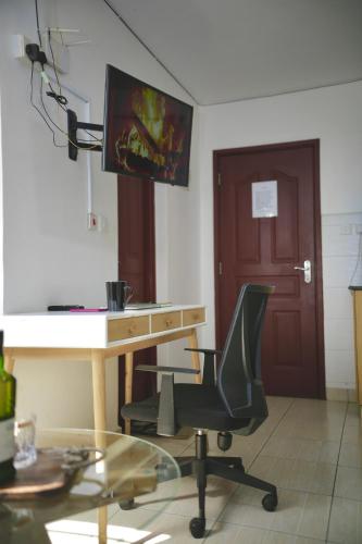 Μια τηλεόραση ή/και κέντρο ψυχαγωγίας στο Maureen Nairobi CBD Modern Studio Apartments at Eagle tower