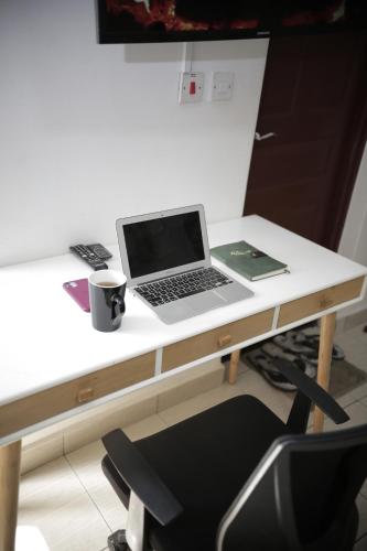 Μια τηλεόραση ή/και κέντρο ψυχαγωγίας στο Maureen Nairobi CBD Modern Studio Apartments at Eagle tower