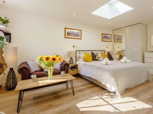 een slaapkamer met een bed en een tafel met bloemen erop bij 1 Bed in Broadstairs 89391 in Broadstairs