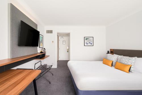 a hotel room with a bed and a flat screen tv at Holiday Inn Birmingham M6, Jct7 by IHG in Birmingham
