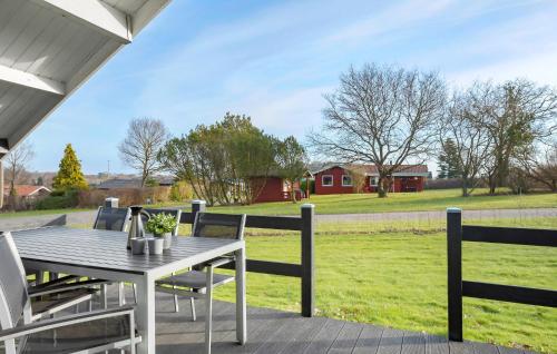 un tavolo e sedie su un portico con campo di 3 Bedroom Nice Home In Hejls a Hejls