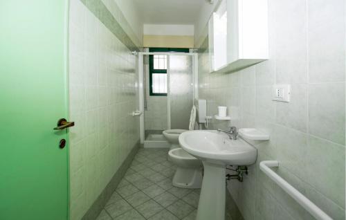 ロゾリーナ・マーレにあるAgostina 2の白いバスルーム(洗面台、トイレ付)