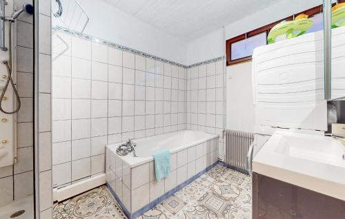 ein Badezimmer mit einer Badewanne und einem Waschbecken in der Unterkunft Cozy Home In Feuquires With Kitchen in Feuquières