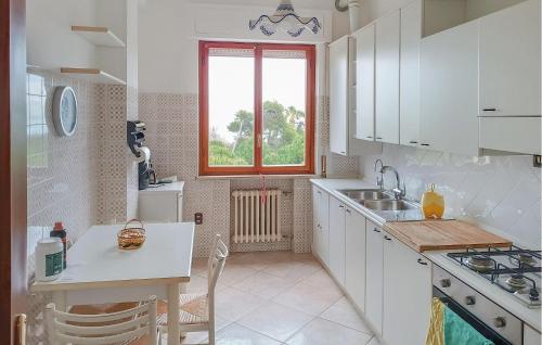 Η κουζίνα ή μικρή κουζίνα στο Gorgeous Apartment In Montesilvano