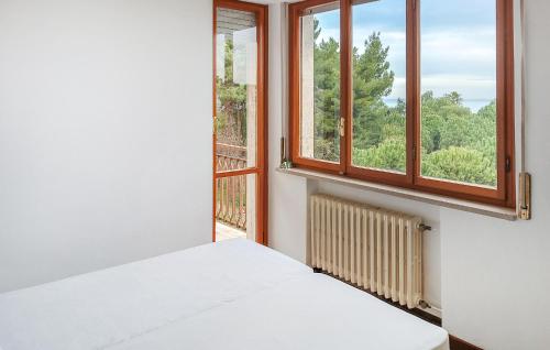 een slaapkamer met een bed en een open raam bij Stunning Apartment In Montesilvano With Kitchen in Montesilvano