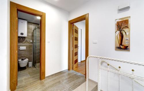 ein Bad mit einem WC und einer ebenerdigen Dusche in der Unterkunft Cozy Home In Dramalj With House Sea View in Dramalj
