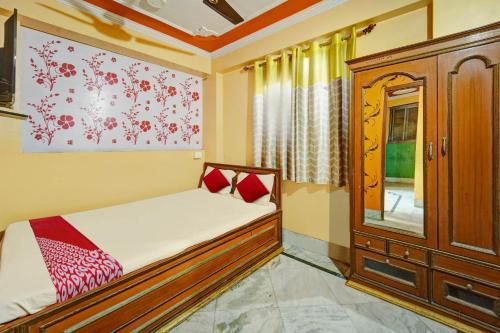 a small bedroom with a bed and a dresser at OYO Flagship Hotel Dream Plaza in Aurangābād