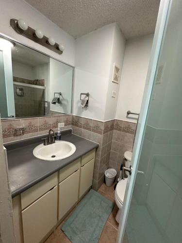 Un baño de Beachfront Studio Apt w/ Full Kitchen & Pool