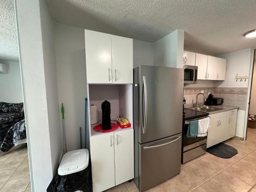 Una cocina o cocineta en Beachfront Studio Apt w/ Full Kitchen & Pool