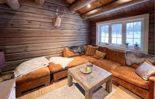 ein Wohnzimmer mit einem Sofa und einem Tisch in der Unterkunft Awesome Home In Reinli With Kitchen in Reinli