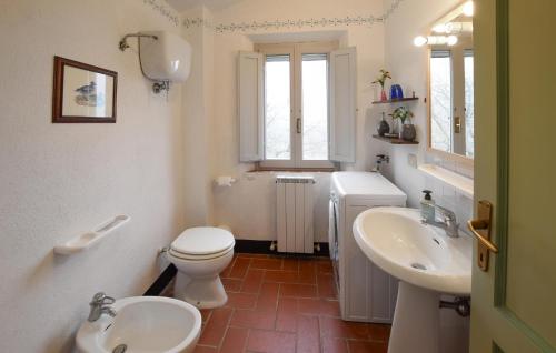 a bathroom with a toilet and a sink at Stunning Home In Paciano With Kitchen in Paciano