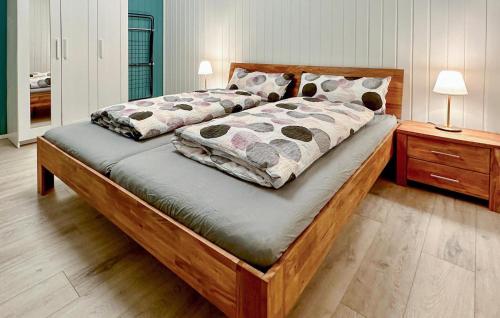 een slaapkamer met een groot bed met een houten frame bij 2 Bedroom Nice Home In Wandlitz in Wandlitz
