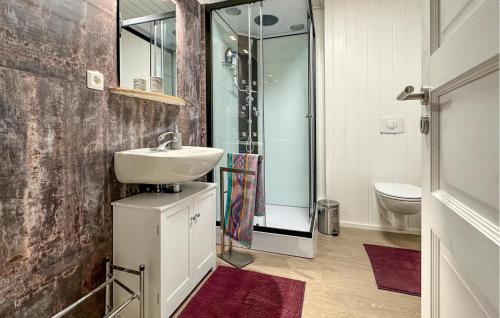 een badkamer met een wastafel, een douche en een toilet bij 2 Bedroom Nice Home In Wandlitz in Wandlitz