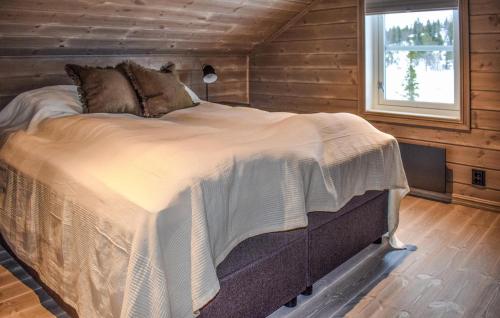 Un pat sau paturi într-o cameră la Gorgeous Home In Eggedal With House A Mountain View