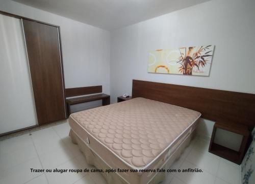 1 dormitorio con 1 cama en una habitación en Boulevard Caldas Novas - ACHEI FERIAS, en Caldas Novas