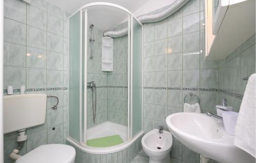 een badkamer met een douche, een toilet en een wastafel bij Stunning Apartment In Slime With House A Panoramic View in Slime