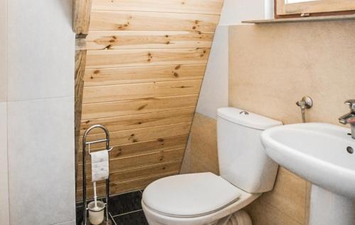 Kylpyhuone majoituspaikassa 1 Bedroom Lovely Home In Mielno