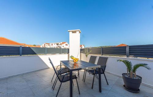 Balkón nebo terasa v ubytování Beautiful Apartment In Okrug Gornji