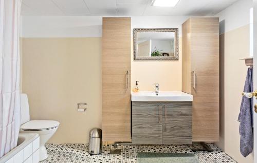y baño con lavabo y aseo. en 4 Bedroom Lovely Home In Langebk, en Langebæk