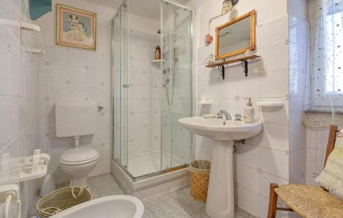y baño con aseo, lavabo y ducha. en Nice Home In Lumarzo With Kitchen, en Pannesi