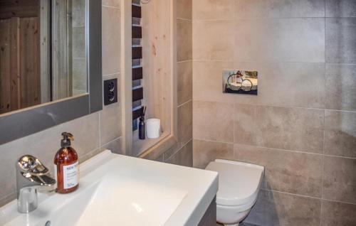 y baño con lavabo y aseo. en 3 Bedroom Stunning Home In Noresund, en Noresund