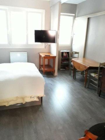 une chambre avec un lit, un bureau et une télévision dans l'établissement LE TREPORT 2P 30M2 RDC tout à pied 2mn plage port funiculaire casino, au Tréport