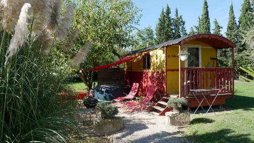 Κήπος έξω από το MAS MAURANE-Roulotte avec SPA privé aux portes d'ARLES