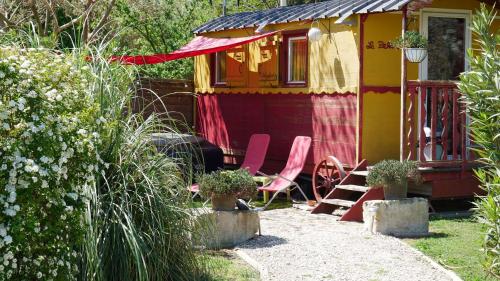 Κήπος έξω από το MAS MAURANE-Roulotte avec SPA privé aux portes d'ARLES