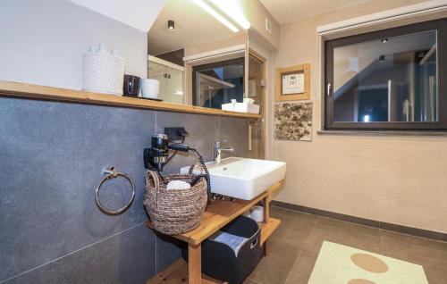 ein Bad mit einem Waschbecken und einem Spiegel in der Unterkunft 2 Bedroom Cozy Home In Rennweg Am Katschberg in Katschberghöhe