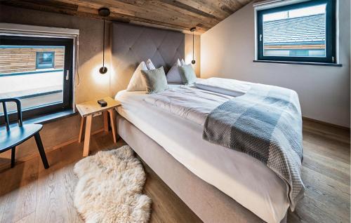 ein Schlafzimmer mit einem großen Bett und einem Fenster in der Unterkunft 2 Bedroom Cozy Home In Rennweg Am Katschberg in Katschberghöhe