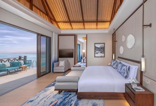Postel nebo postele na pokoji v ubytování Anantara Mina Ras Al Khaimah Resort
