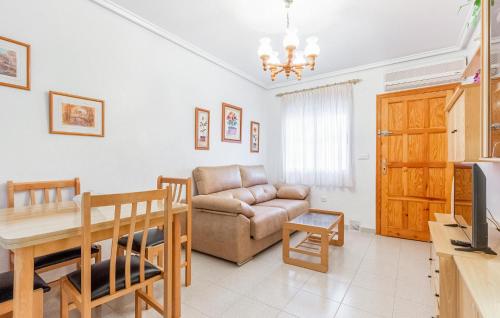 ein Wohnzimmer mit Sofa und Tisch in der Unterkunft 2 Bedroom Amazing Home In Los Alcázares in Los Alcázares