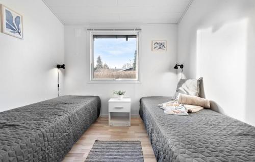 1 dormitorio con 2 camas y ventana en Gorgeous Home In Dronningmlle With Kitchen, en Dronningmølle