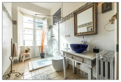 uma casa de banho com um lavatório azul e um chuveiro em Finca Villa Ángeles em San Rafael
