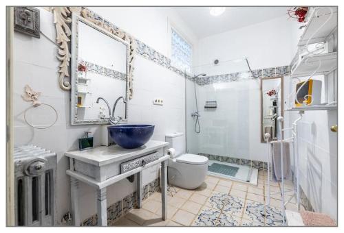 a bathroom with a sink and a toilet and a mirror at Finca Villa Ángeles in San Rafael
