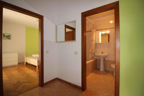 ポレッチにあるApartment in Porec with Two-Bedrooms 10のバスルーム(トイレ、洗面台付)