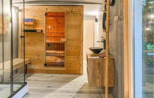ein Bad mit einer Dusche und einer Glastür in der Unterkunft Amazing Apartment In Dargocice With Wifi 