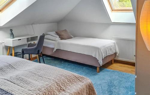 ein Schlafzimmer mit einem Bett und einem Schreibtisch mit einem Stuhl in der Unterkunft Amazing Apartment In Dargocice With Wifi 