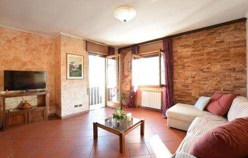 un soggiorno con un divano e una TV di Nice Apartment In Bagolino, Fraz Ponte a Ponte Caffaro
