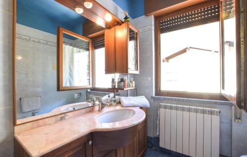 ein Bad mit einem Waschbecken und einem Fenster in der Unterkunft Nice Apartment In Bagolino, Fraz, Ponte With Wifi in Ponte Caffaro