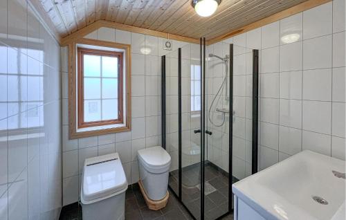 uma casa de banho com um WC, um chuveiro e um lavatório. em 2 Bedroom Gorgeous Home In Aust- Torpa em Aust-Torpa