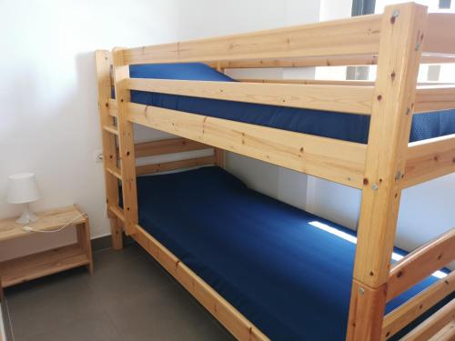 エル・ベルゲルにあるCasa en Bassetes LOCDENIAの二段ベッド2組が備わる客室です。