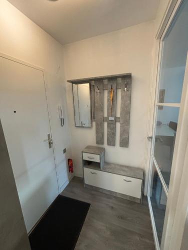 een kleine badkamer met een wastafel en een spiegel bij Sterflat 83 in Egmond aan Zee